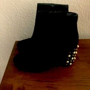 Steve Madden Yvette Swede Booties with Pearl Studded Heel size 8 1/2